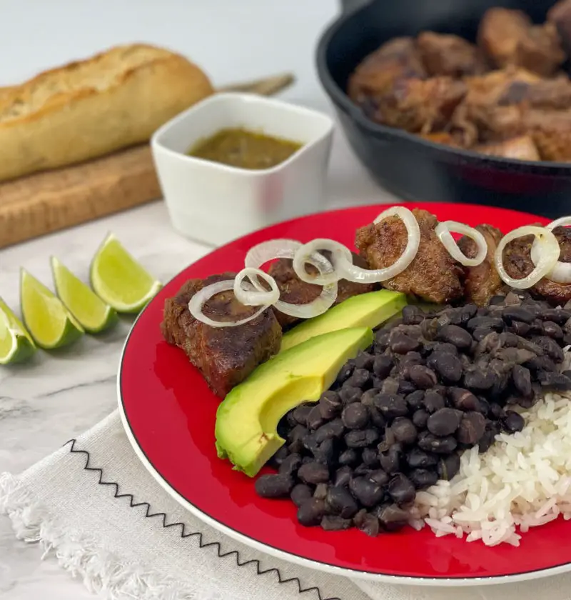 Masitase de puerco (fried pork chunks) served with black beans and rice.