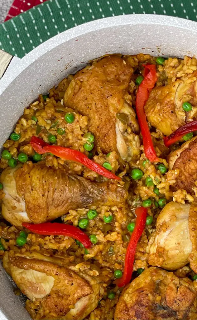 Cuban arroz amarillo con pollo.