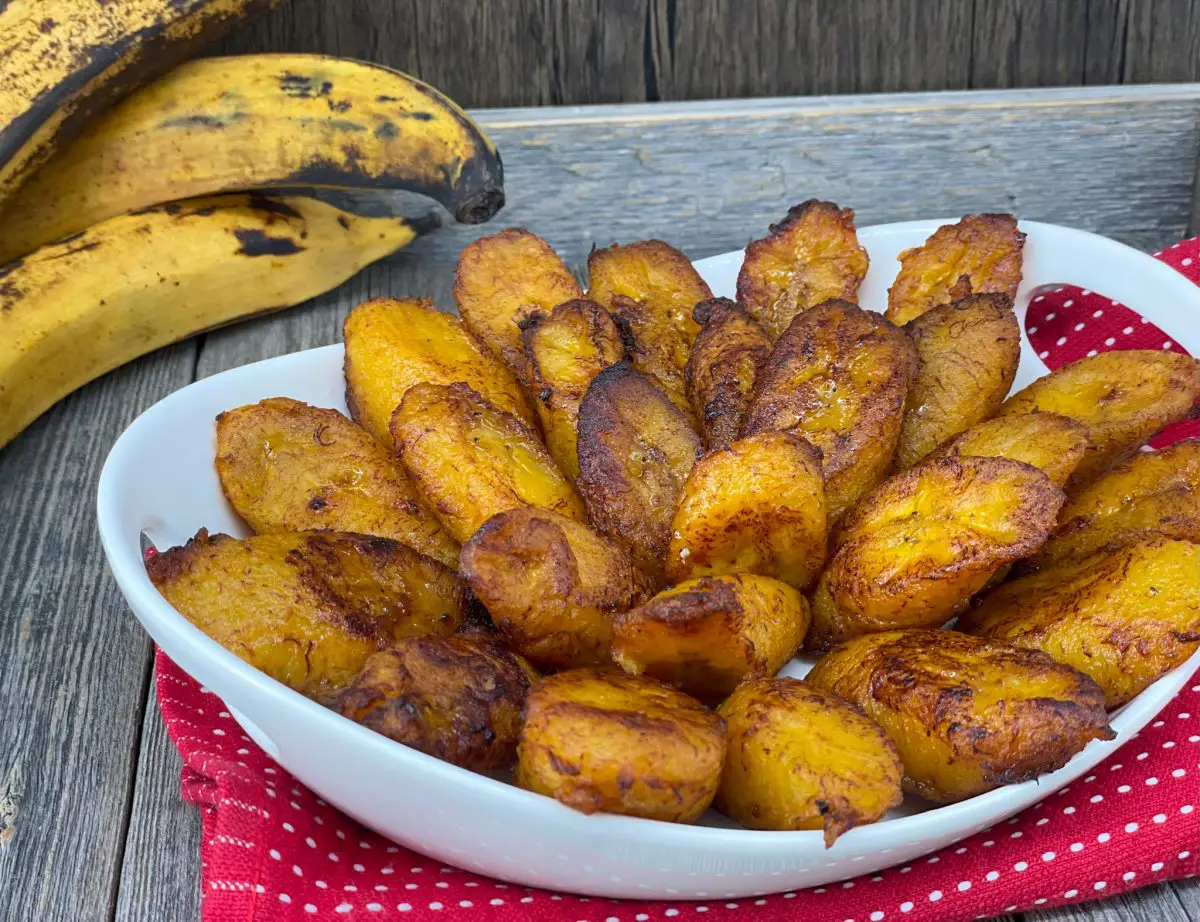 A dish of fried sweet plantains.