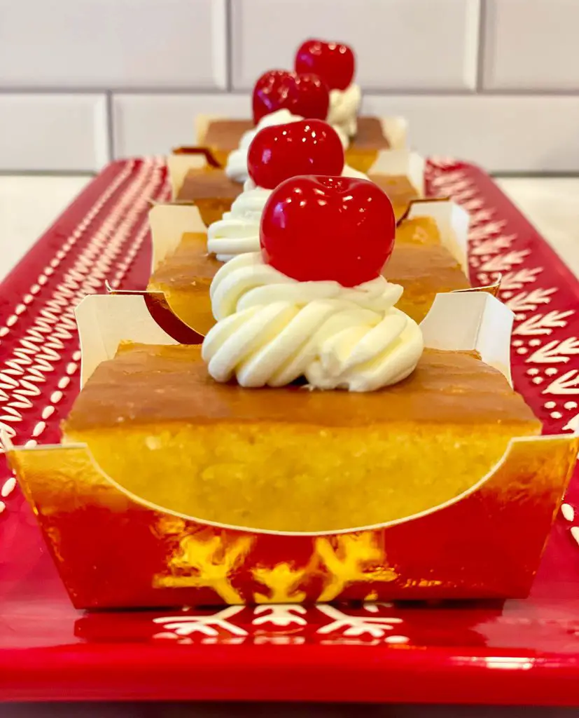 Panetela borracha on a red serving tray.